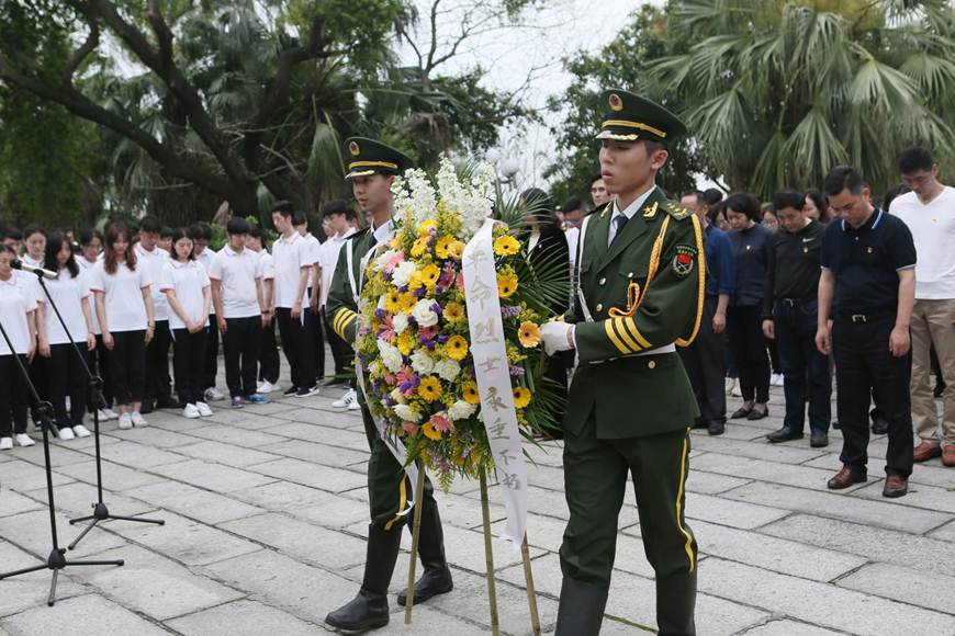 说明: D:\2019年新闻\4月3日 祭奠革命英烈活动\选\0.JPG