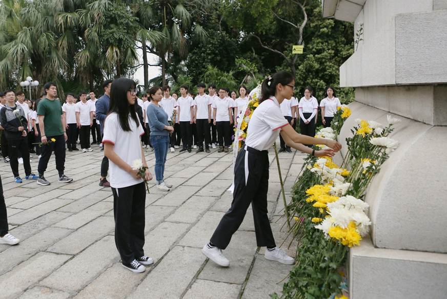 说明: D:\2019年新闻\4月3日 祭奠革命英烈活动\选\3.JPG