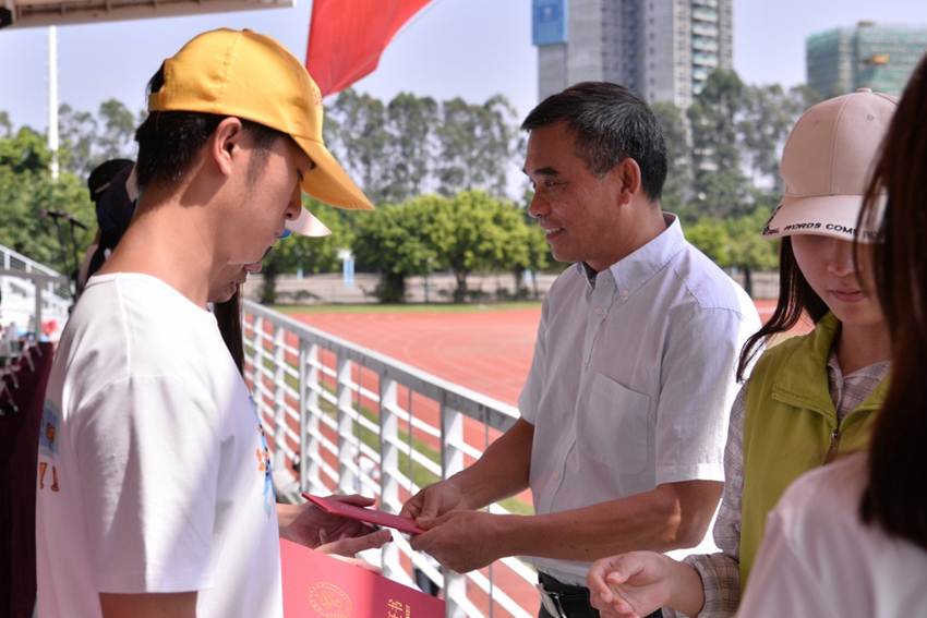 说明: D:\2018年新闻\9月29日 开学典礼暨军训总结大会\王亮\选\领导+颁奖\DSC_6254.JPG