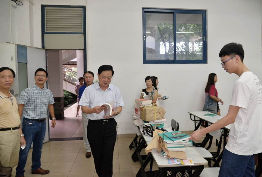 说明: D:\2018年新闻\9.3开学第一天检查\选\2夏伟校长检查\2.JPG