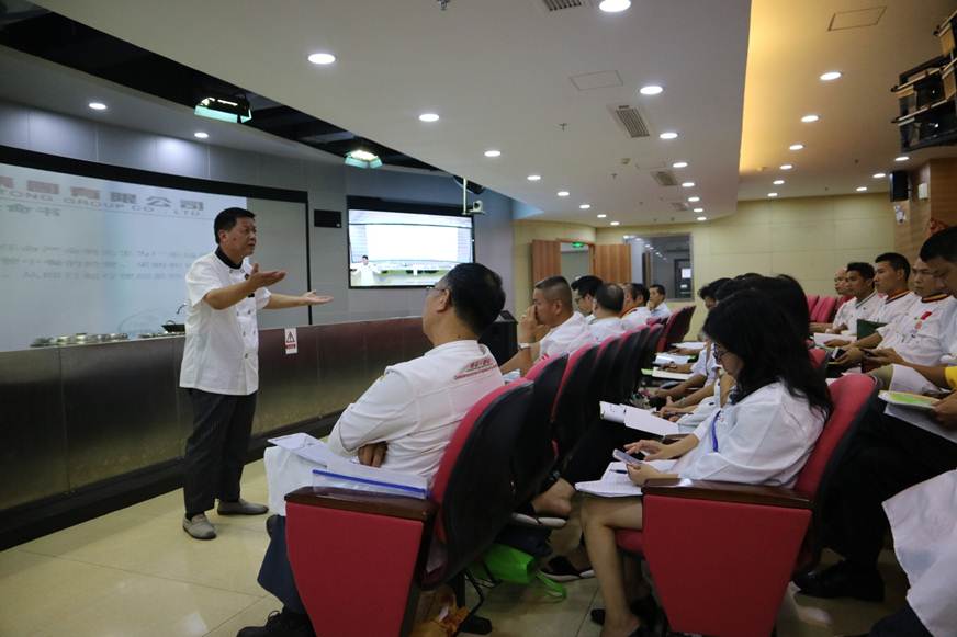 说明: D:\2018年新闻\7月9日 顺德厨师学院“容桂餐饮协会高级研修班”正式开班\严金明老师为学员讲述餐饮企业厨政管理.jpg