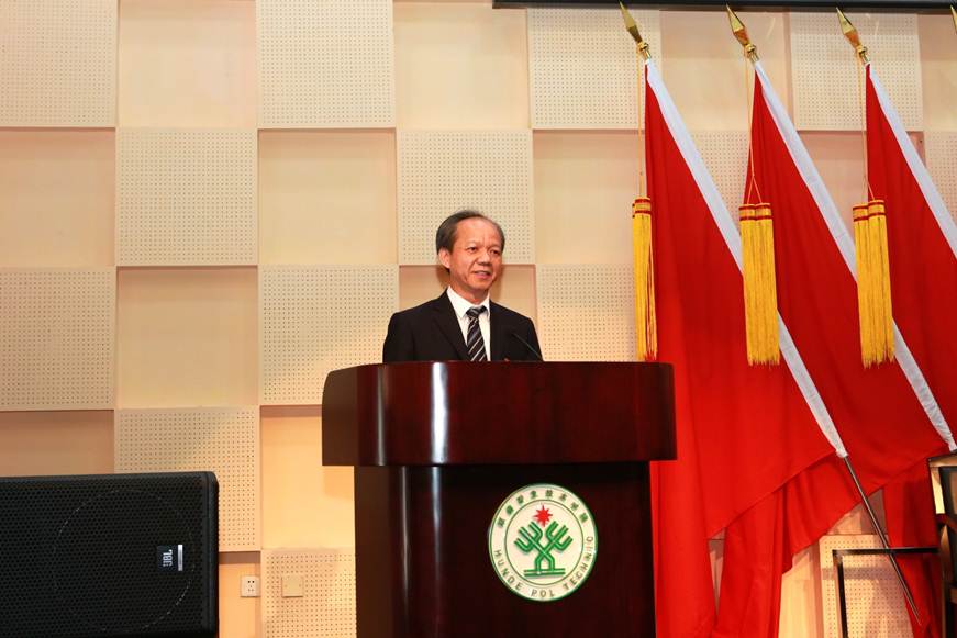 说明: F:\Users\Administrator\Desktop\学校党代会\党代会\大会选举、闭幕\11郭文海书记闭幕讲话.JPG