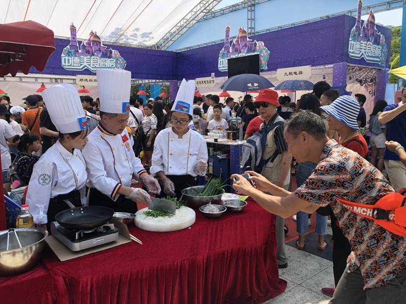 说明: D:\2018年新闻\我校顺德厨师学院组织师生服务顺德美食节,推动落实“粤菜师傅工程\我校顺德厨师学院组织师生参与顺德美食节,推动落实“粤菜师傅工程\162912523378214609.jpg