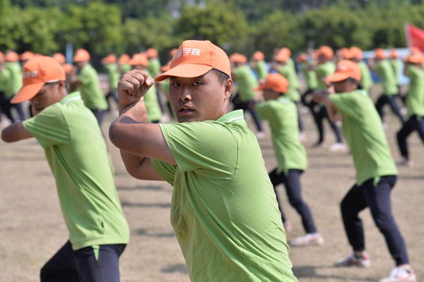 说明: D:\2018年新闻\9月29日 开学典礼暨军训总结大会\王亮\选\DSC_6180.JPG