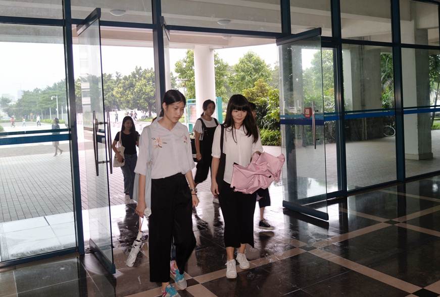 说明: D:\2018年新闻\9.3开学第一天检查\选\2夏伟校长检查\DSC_4945.JPG