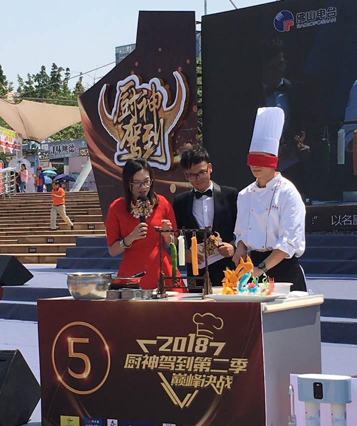 说明: D:\2018年新闻\我校顺德厨师学院组织师生服务顺德美食节,推动落实“粤菜师傅工程\我校顺德厨师学院组织师生参与顺德美食节,推动落实“粤菜师傅工程\微信图片_201810091135032.jpg