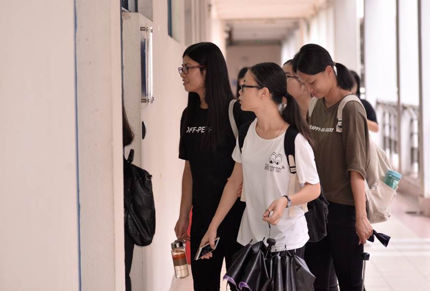 说明: D:\2018年新闻\9.3开学第一天检查\选\2夏伟校长检查\DSC_5004.JPG