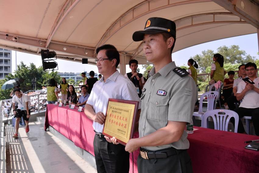 说明: D:\2018年新闻\9月29日 开学典礼暨军训总结大会\王亮\选\领导+颁奖\DSC_6294.JPG