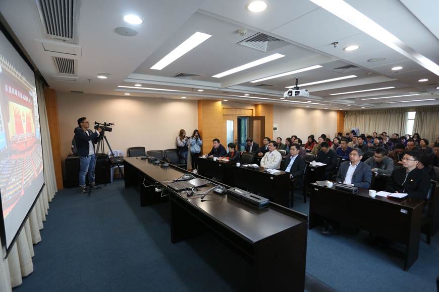 说明: D:\2018年新闻\12月18日 我校组织收看纪念改革开放四十周年大会\选\1.JPG