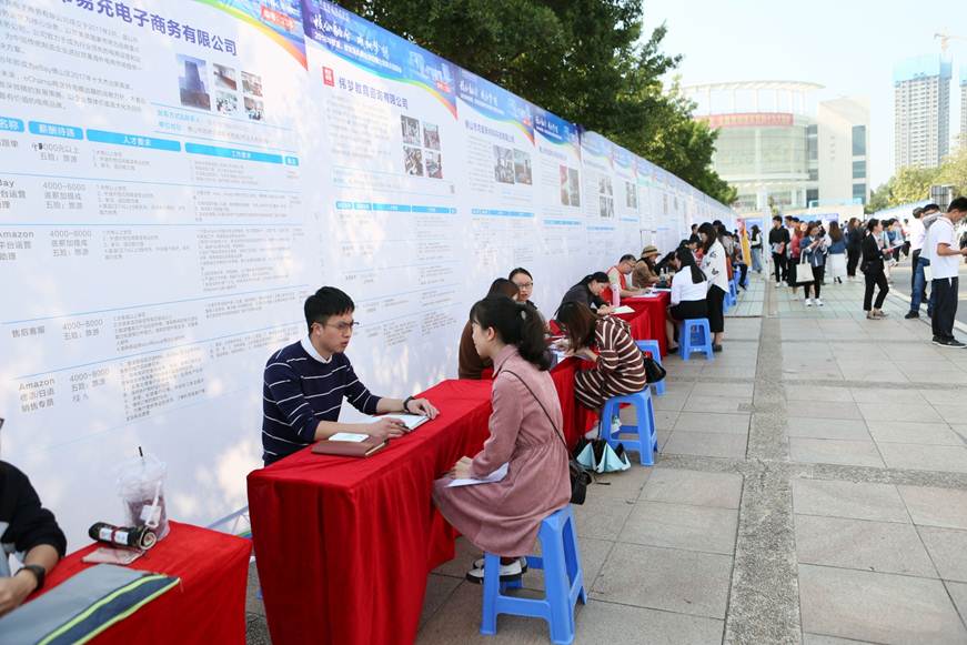 说明: D:\2018年新闻\12月26日 校友招聘会\校友及品牌企业校园大型展示招聘会\1.JPG