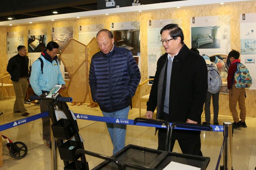 说明: D:\2018年新闻\12月31日 伍氏家族来访我校\选\9R4A7882.JPG