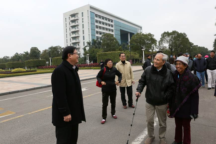 说明: D:\2018年新闻\12月31日 伍氏家族来访我校\选\9R4A7833.JPG