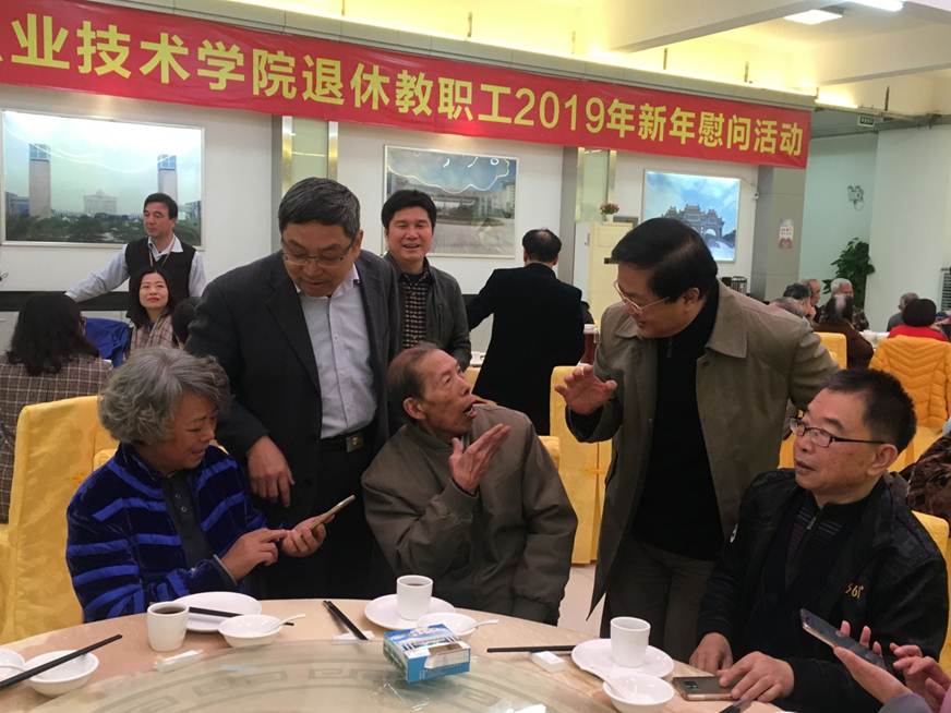 说明: D:\2019年新闻\190104 工会 佳节将至 慰问暖心——学校工会开展2019年离退休教职工新年慰问活动\5、活动现场.JPG