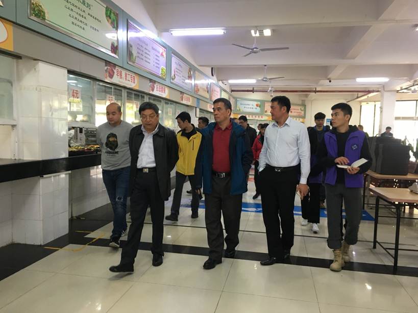 说明: D:\2019年新闻\190227 工会 又到开学季 学校膳食委员会开展食品安全巡查新闻\1、巡查.JPG