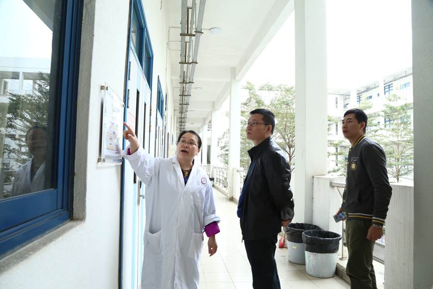 说明: D:\2019年新闻\1月18日 广东省教育厅检查组到我校检查实验室安全管理工作\图片\检查轻化与材料学院实验室.JPG