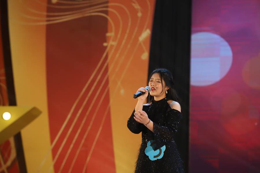 说明: D:\2019年新闻\20190424我校第十九届大学生文化艺术节开幕式暨“音为梦响,乐伴我唱”商学院十大歌手总决赛顺利举行\4歌手演唱.JPG