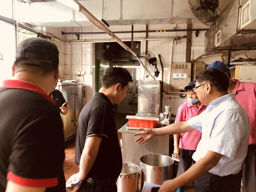 说明: D:\2019年新闻\190902 全面细致检查 确保食品安全----学校膳食委员会开展秋季食品安全检查新闻\新闻照\2、现场检查.jpg