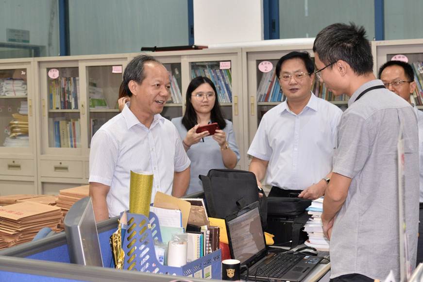 说明: D:\2019年新闻\9月2日 郭文海书记来校慰问师生\选\DSC_9784.JPG