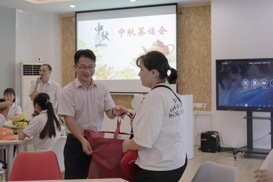 说明: D:\2019年新闻\我校举行中秋节少数民族、家庭经济困难学生座谈会\2.jpg