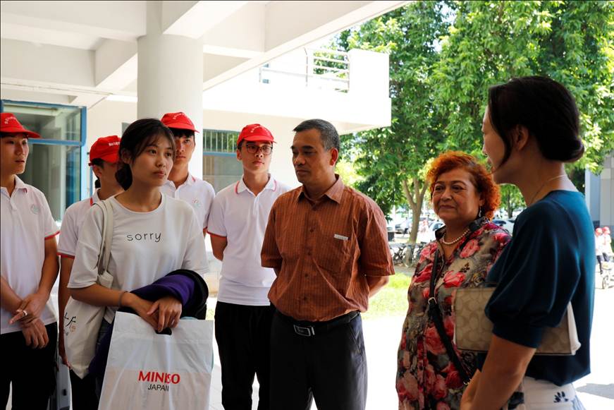 说明: D:\2019年新闻\2019年9月20日学校慰问少数民族学生\慰问现场2.JPG