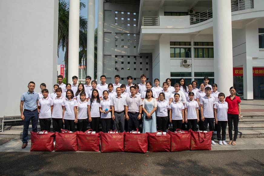 说明: D:\2019年新闻\我校举行中秋节少数民族、家庭经济困难学生座谈会\4.jpg