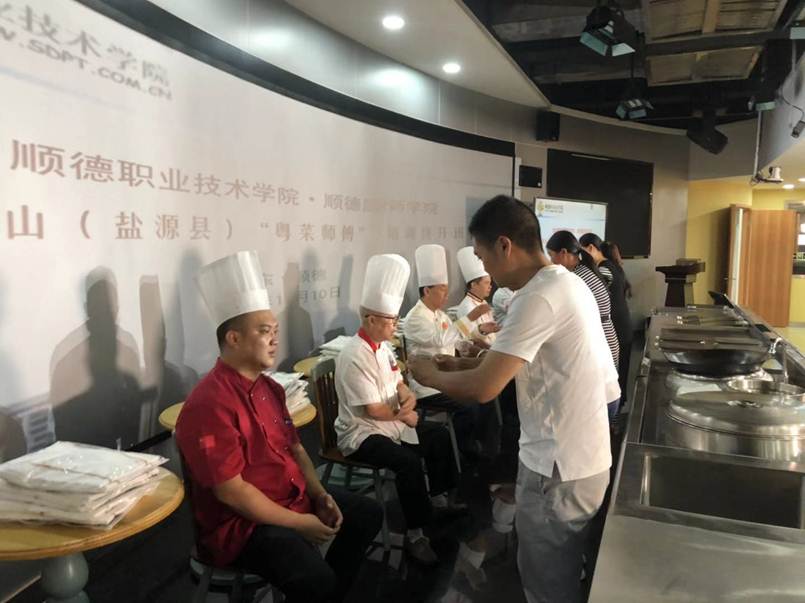 说明: D:\2019年新闻\10月12日 “佛山-凉山”粤菜师傅盐源班、甘洛班相继开班\微信图片_201910151310093.jpg