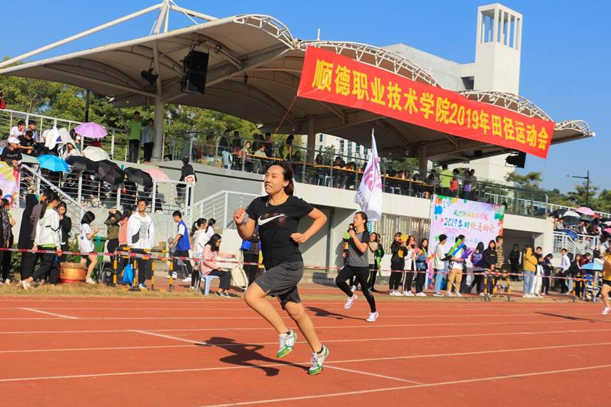 说明: D:\2019年新闻\11月20日 校运会\选\校运会11.21\发珠江商报\IMG_3400.jpg