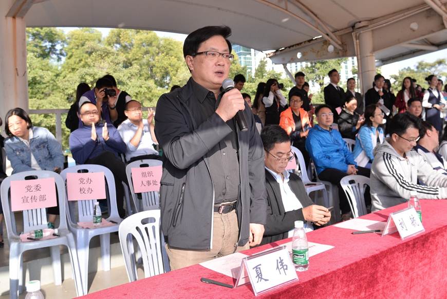 说明: D:\2019年新闻\11月20日 校运会\选\DSC_1629（夏伟校长宣布校运会开幕）.JPG