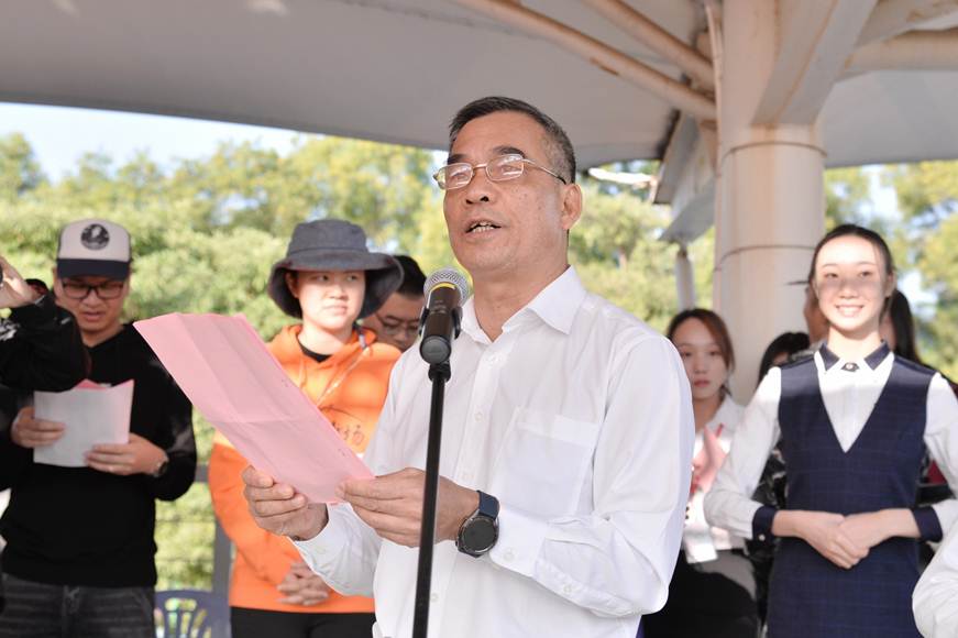 说明: D:\2019年新闻\11月20日 校运会\选\DSC_1593（校党委副书记、纪委书记谭谦章主持）.JPG